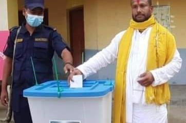 नगर प्रमुख पदका उम्मेदवार प्रशान्त बिष्टद्वारा मतदान
