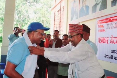वरिष्ठ पत्रकार पाण्डेलाई कांग्रेस बाँकेको सम्मान
