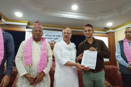नेपालगन्ज उद्योग बाणिज्य संघले बुझायो उद्योग मन्त्रीलाई ज्ञापनपत्र