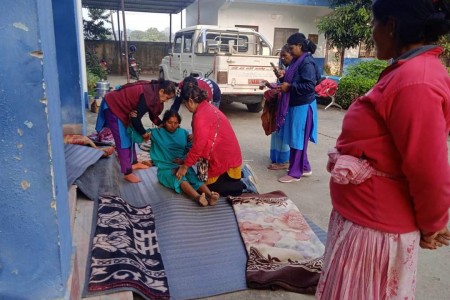 स्थायी बन्ध्याकरण शिविरमा बन्ध्याकरण गर्ने महिला धेरै