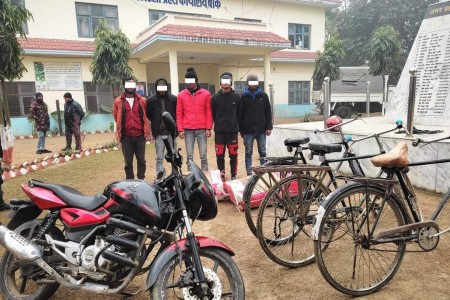 बाँके प्रहरीद्वारा नेपालगन्जबाट ५ जना तस्करसहित ठुलो परिमाणमा अवैध सामग्री बरामद