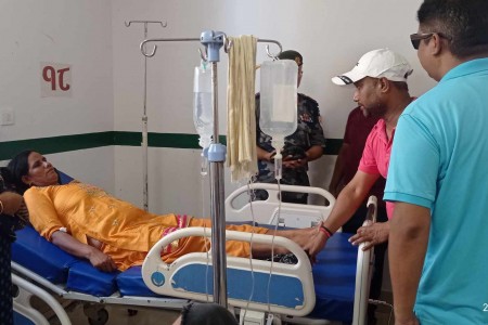 संविधान दिवसमा भेरी अस्पतालका २०० विरामीलाई फलफूल वितरण
