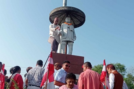 कांग्रेस बाँकेले सम्झियो सर्वोच्च नेता गणेशमानलाई, शालिकमा माल्यार्पण
