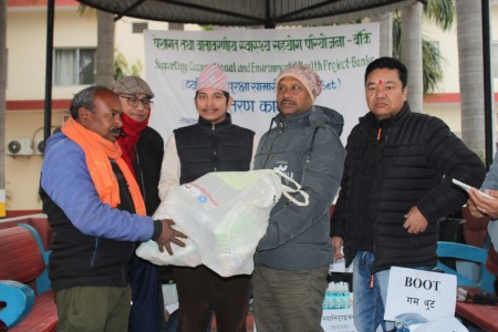 नेपालगन्जका सरसफाईकर्मीलाई पिपिई सेट वितरण