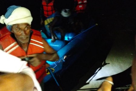 सशस्त्र प्रहरीद्वारा राप्तीको भँगालोमा फसेका २६ जनाको उद्दार