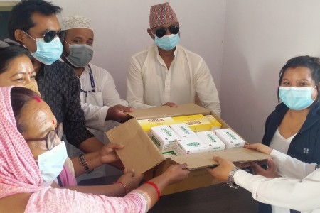 अध्यक्ष बेहनाले दिए कोरोना संक्रमितका लागि औषधी,४ नं वडामा अक्सिजनसहित आइसोलेसन बन्दै