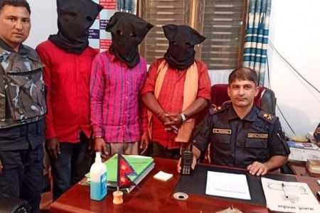 कटुवा पेस्तोसहित कोहलपुर प्रहरीद्वारा तीन जना पक्राउ