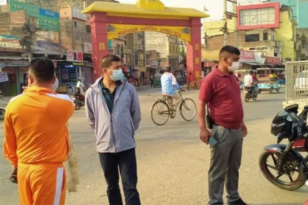 मास्क लगाउन अनुरोध गर्दै प्रजिअ सहितको टोली सडकमा