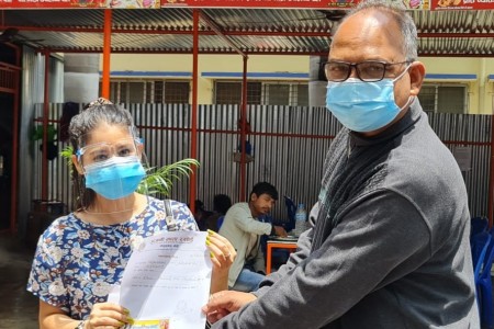 नेपाल कागजडटकमकी प्रधान सम्पादक योगीद्वारा अन्जनी माता रसोईलाई आर्थिक सहयोग