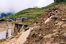 पहिरोबाट एकै परिवारका तीन जनाको मृत्यु