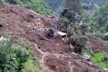 पर्वतमा पहिरोले घर बगाउँदा ५ जनाको मृत्यु, ३ जना बेपत्ता