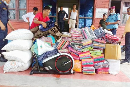 जमुनाह प्रहरीले गर्यो तस्करको निद्रा हराम, एकै पटक ५ लाख बढीको सामग्री बरामद