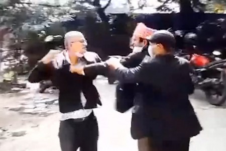 नेपाल बार एशोसियसन परिसरमा वकिलबिच हानाहान