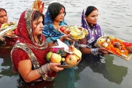 अस्ताउँदो सूर्यलाई अर्घ्य दिएर आज छठ मनाइँदै
