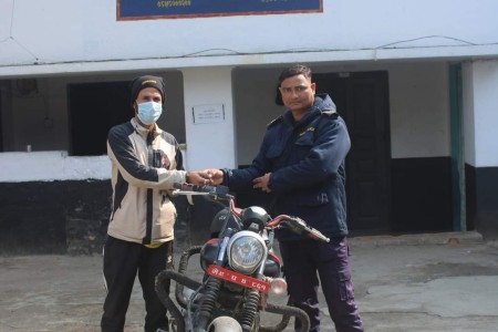वडा प्रहरी नेपालगन्जले चोरी भएको मोटरसाइकल फेला पारी सवारीधनीलाई बुझायो