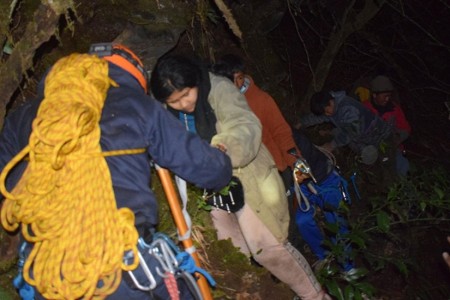 शनिबार दिउँसो हिउँ खेल्न गएर हराएका ५ बालबालिकाको जंगलबाट मध्य राती उद्दार