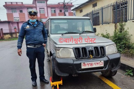 बाँके ट्राफिकले लगायो सरकारी गाडीमा व्हिल लक, तपाईं पनि पर्नुहोला फेला ?