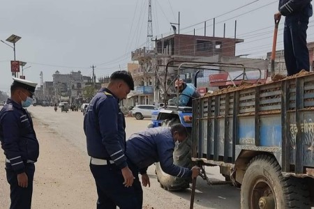 नेपालगन्जका सडकमा रहेका खाडल पुर्दै बाँके ट्राफिक