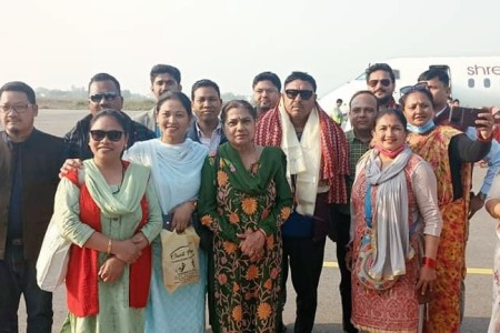 कांग्रेस केन्द्रीय सदस्य दीपक गिरीलाई नेपालगन्ज विमानस्थलमा स्वागत