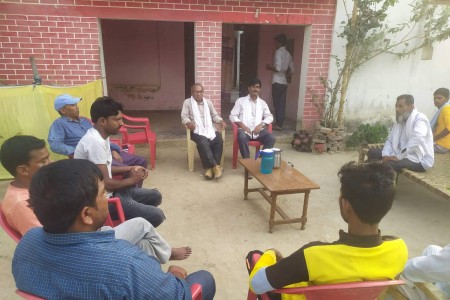 नरैनापुरको घोरदौरियामा घरदैलोमा ब्यस्त काँग्रेसका उम्मेदवार मौर्य