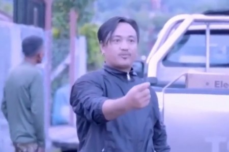 मेयर हर्क साम्पाङलाई प्रश्न गर्ने एक युवक प्रहरी हिरासतमा