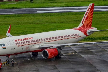 उड्न लागेको एयर इन्डियाको जहाजको ब्रेकमा समस्या आएपछि रनवेबाट पार्किङमा
