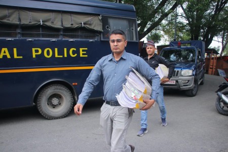 नक्कली भुटानी शरणार्थी प्रकरणको अनुसन्धान प्रतिवेदन प्रहरीले सरकारी वकिललाई बुझायो