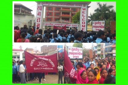 शिक्षक सरुवा विरोधमा जनप्रतिनिधिसहित बिद्यार्थी र अभिभावकले घेरे तुलसीपुर उपमहानगरपालिका