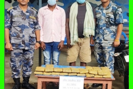 १५ किलो चरेशसहित मोटरसाइकल सवार दुई जना सशस्त्र प्रहरीको नियन्त्रणमा