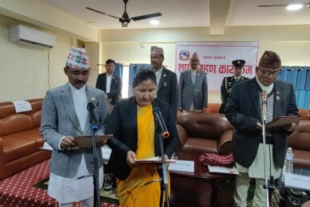 लुम्बिनी सरकारका नवनियुक्त मन्त्रीहरुले लिए सपथ