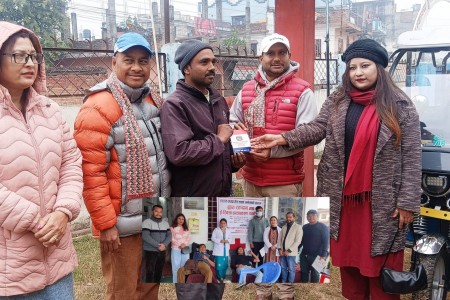 नेपालगन्जका अपाङ्ग व्यक्तिलाई गौरव स्मृति फाउण्डेशनले दियो इ-रिक्सा