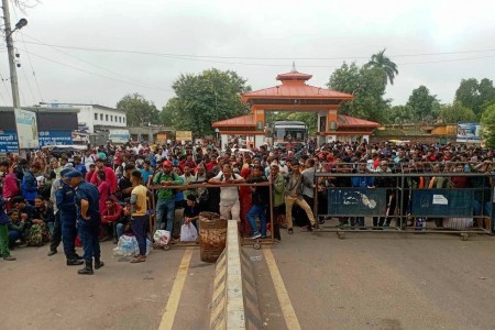 कफ्र्युका कारण जमुनाहा नाकामा अलपत्र परेका नेपालीलाई गन्तब्यतर्फ पठाइँदै