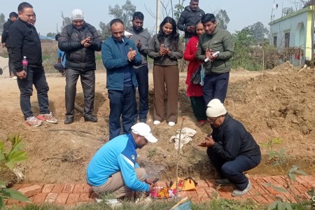 सुर्खेतरोडमा फुटपाथ बनाउँदै नेपालगन्ज उपमहानगरपालिका