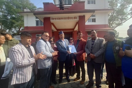 उद्योगी व्यवसायीद्वारा प्रधानमन्त्री, अर्थमन्त्री र गभर्नरलाई ज्ञापनपत्र