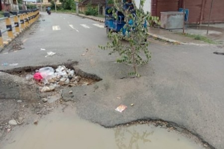 कोरियनपुर छिर्ने मुख्य सडकको मुखमै ठूलो भ्वाँङ, दुर्घटनाको जोखिम बढ्यो