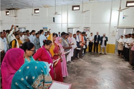 डुडुवाका अध्यक्ष चौधरीले जनप्रतिनिधिलाई खुवाए सपथ