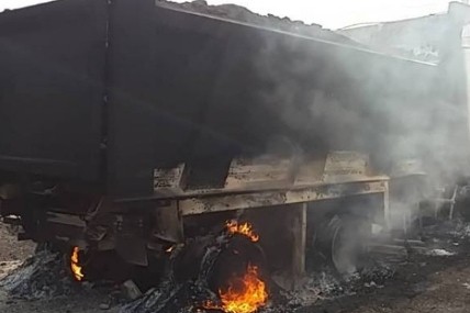 दाङमा टिपरमा आगजनी, घटना संकाष्पद देखिएपछि चालक र सहचालक पक्राउ