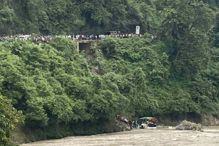 त्रिशुलीमा बस खस्यो, ८ जनाको मृत्यु