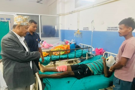 शम्शेरगन्ज बस दुर्घटनाका घाइतेको अवस्था बुझ्न मुख्यमन्त्री चौधरी पुगे कोहलपुर