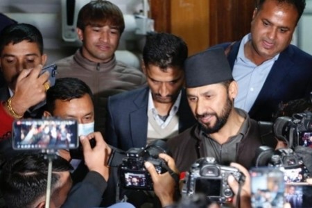 प्रधानमन्त्री समक्ष रवि लामिछानेले बुझाए राजिनामा