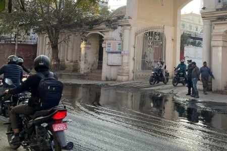 देशकै मुख्य प्रशासनिक भवन सिंहदरबार गेटमा ढल फुटेर हिलाम्मे
