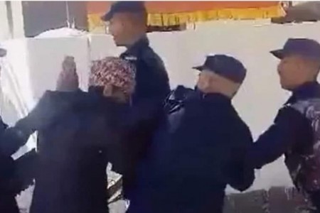 जुम्लामा कोहलपुरका कार्कीले गरे आत्मदाहको प्रयास, प्रहरीले गर्यो उद्दार