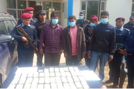 २१ लाख बढी भारुसहित ३ जना पक्राउ