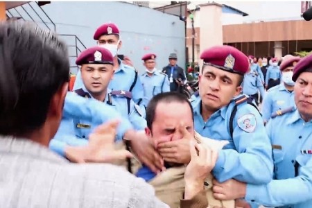 प्रधानमन्त्री प्रचण्डविरुद्ध नाराबाजी गर्ने ३ जना कारागार चलान