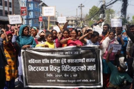 मिटरब्याज पीडितसँग प्रधानमन्त्री प्रचण्डले भेट गर्दै