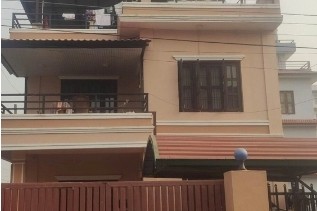 चितवनमा तीन तला माथीबाट खसेर रवि लामिछानेका चालक गम्भीर घाइते