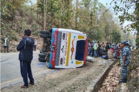 राप्तीसोनारीको अगैया नजिक बस दुर्घटना,१३ जना घाइते