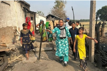 नरैनापुरका आगलागी पीडितलाई राहत दिने सांसद नमुनाको प्रतिवद्धता