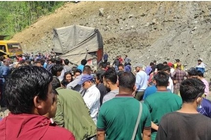 तनहुँमा घरमा ठोक्किएको ट्रक दुर्घटना अपडेट: उपचारका क्रममा तीन जनाको मृत्यु