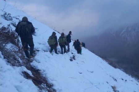 दार्चुलाको हिमपहिरोमा मृत्यु भएका ३ जनाको शव भारतीय सडकबाट ल्याइँदै, २ जना अझै बेपत्ता
